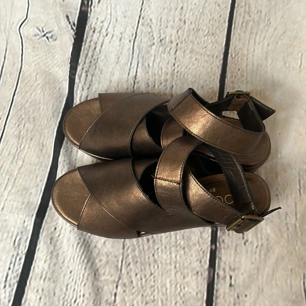 Coconuts by Matisse Metallic Bronze Brown Criss Cross Platform Sandal Size 6